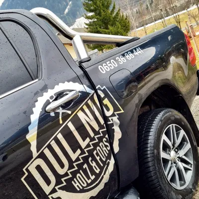 Fahrzeugfolierung eines Logos