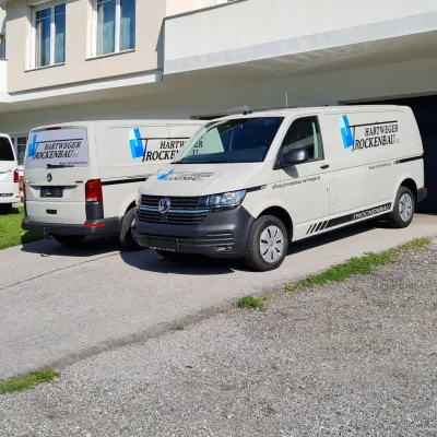 Fahrzeugfolierung Schrift mit Logo